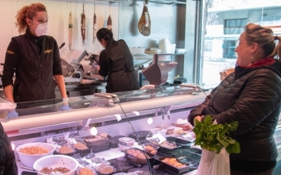 Una clienta parlant amb una carnissera | Roger Benet